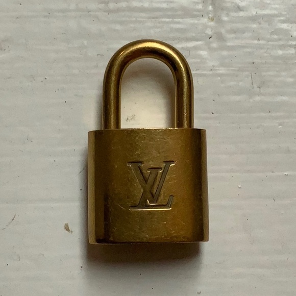 Louis Vuitton Brass '318' Padlock in Goldtone with Goldtone Key [m] - Picture 3 of 7